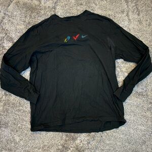 Nike Men's grey/Black Long Sleeve Tee with Colorful Accents